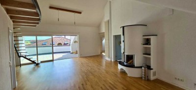 Luxuriöse 3 Zimmer-Wohnung mit Galerie, Loggia, Kaminofen und Einbauküche.