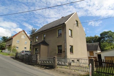 Wohnhaus zum Sanieren mit Garagen und Nebengelassen und schönem Grundstück