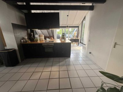 Attraktive und gepflegte 2-Zimmer-Dachgeschoss Wohnung über zwei Ebenen mit Balkon.