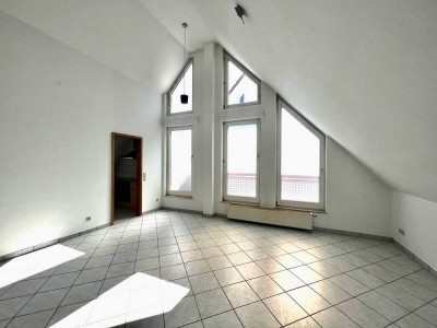 Dachgeschoss-Fans aufgepasst: Lichtdurchflutete Wohnung mit Küche und Loggia – bereits freigestellt!