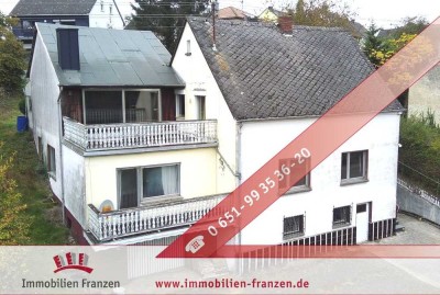 Morscheid: renovierungsbedürftiges Ein- oder Zweifamilienhaus mit großem Grundstück, 2 Garagen und v