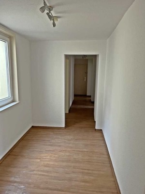 renovierte 3,5- Zi WG-geeignete Dachgeschosswohnung