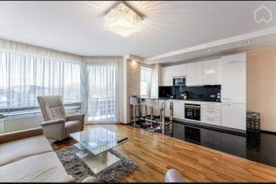 Exklusive, möblierte 3-Zimmer-Wohnung mit 2 Balkonen, Parkplatz, Kellerund Einbauküche in Düsseldorf