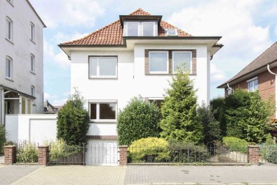 Geräumiges Wohnhaus mit zwei Garagen und Garten