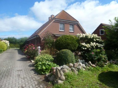 Anlageobjekt: Tolle Insel-Haushälfte mit Terrasse und Carport