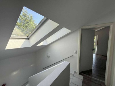 Attraktive Penthousewohnung mit Terrasse, Einbauküche und Fahrstuhl am Weidenauer-Giersberg