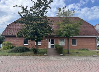 3-Zimmer Erdgeschosswohnung in einem 4-Familienhaus mit Garten und Stellplatz / Fernwärme