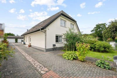 Modernes Einfamilienhaus mit Doppelgarage und Pool auf großem Grundstück