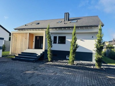 Einziehen und Wohlfühlen: Exklusives Einfamilienhaus mit Pool
