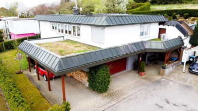Großzügiges Wohnhaus mit großem Pool in ruhiger Waldrandlage.
