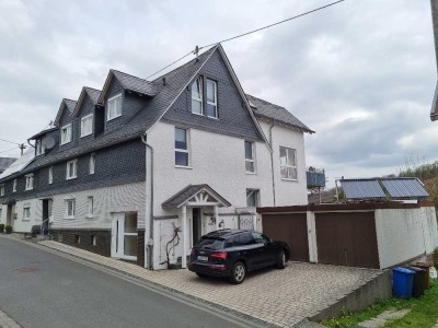 Wunderschöne 8-Zimmer-Wohnung mit großem Balkon, schönem Garten und Garage in Neunkirchen