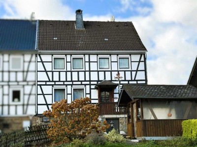 Einfamilienhaus mit Nebengebäuden auf großem Grundstück in Lindlar-Linde