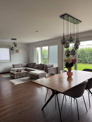 Neuwertiges Doppelhaus mit Garten und Klimaanlage