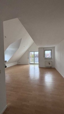 Helle 2 Zimmer-Wohnung mit Balkon zu vermieten