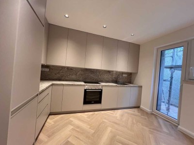 Frisch sanierte 3-Zimmer-Erdgeschoßwohnung mit Terrasse und hochwertiger Einbauküche.