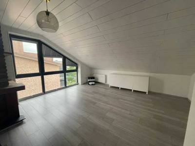 Vollständig sanierte 3-Zimmer-Dachgeschosswohnung mit neuer Einbauküche in Düren- Echtz