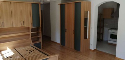 Helle 1-Zimmer Wohnung, EG, teilmöbliert, zur Miete in Anger