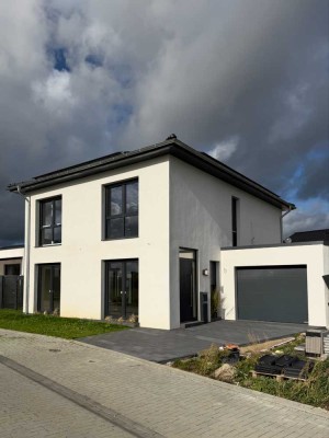 EFH in Erkelenz Neubau mit großer Garage & effizienter PV-Anlage!