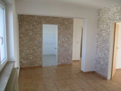 Freundliche 2.5 Zimmer DG. -Wohnung mit moderner EBK. in Viernheim