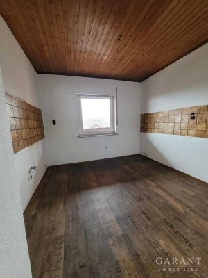 Große, sonnige 4 Zimmer-Wohnung mit überdachten Balkon und ca. 350 qm eigenem Garten!  Sofort frei !