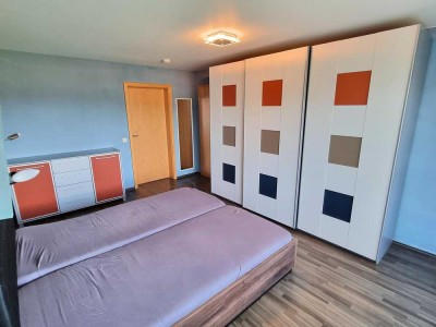 Sofort verfügbar! - Voll möblierte, schöne, sonnige 2-Zimmer-Wohnung mit Balkon und KFZ-Stellplatz