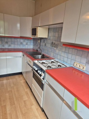 Renovierungsbedürftige 4 Zimmer Wohnung mit Loggia - tolle Raumaufteilung!