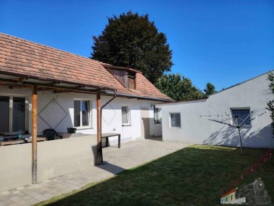 Zwei Häuser – ein Zuhause mit vielen Möglichkeiten! Swimmingpool vorhanden!