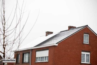 2-Familienhaus mit Doppelgarage und Carport