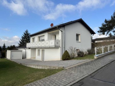 Einfamilien-Wohnhaus mit Hallenbad, Garten, 2 Garagen, 2 ausgebauten Etagen in sehr guter Wohnlage