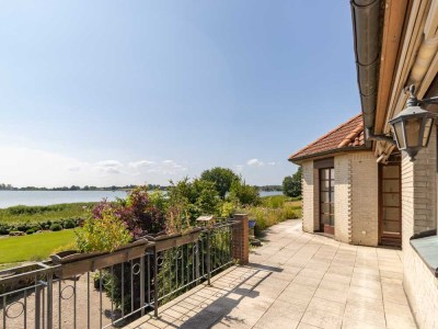 Villa auf Traumgrundstück in erster Reihe           zur Schlei mit Blick auf Arnis