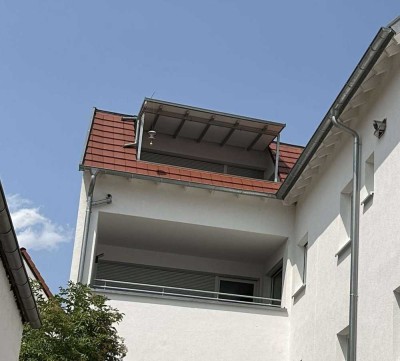 Schöne, großzügige Wohnung mit Loggia