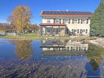 Saniertes Bauernhaus Nähe Tacherting mit Schwimmteich und 2.950 m² Grund.