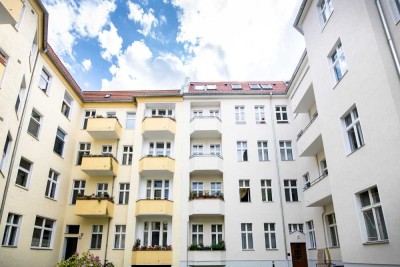 Kapitalanlage in Steglitzer Bestlage: Vermietete Altbauwohnung im stilvollen Gründerzeit-Ensemble