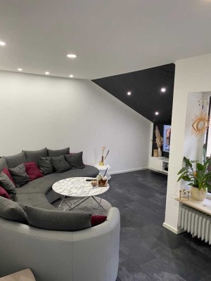 Wohnkomfort pur! Moderne 4-Zimmer-Wohnung mit EBK und Dachterrasse