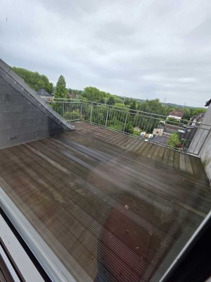 Freundliche 4-Zimmer-Dachgeschosswohnung mit 20 qm Dachterrasse in Essen
