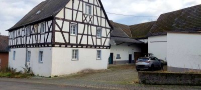 Denkmalgeschütztes Bockfachwerkhaus, 2.Hälfte des  18. Jh.; Scheunen, Garagen in Borler, Vulkaneifel