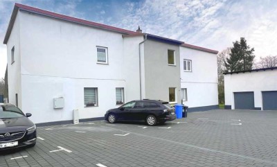 Moderne 1-Zimmer-Wohnung mit Balkon, sehr großem Garten, Stellplatz und Einbauküche in Friedberg