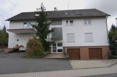 Entwicklungsfähiges Mehrfamilienhaus, grosszügiges Grundstück, Garagen, plus 8 Stellplätze