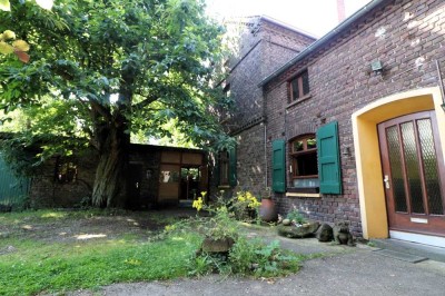 Historisches Bauernhaus mit Nebengebäuden plus Halle auf großem Grundstück!