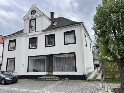 Zentrales Wohn- und Geschäftsgebäude mit Gewerbehalle und PV-Anlage