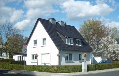 Ansprechende und vollständig renovierte 2-Raum-DG-Wohnung mit Balkon in Kamen