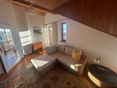 Geschmackvolle möblierte Dachgeschoss- Wohnung mit Gebirgsblick