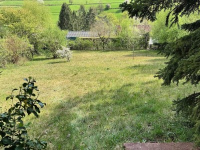 1100 qm Grundstück mit Wochenendhaus in Hanglage am Waldrand mit wundervollem Blick auf den Garten