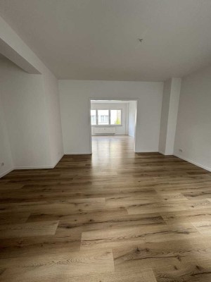 Kernsanierte 3-Zi Wohnung mit Balkon in begehrter Lage von Mülheim.
