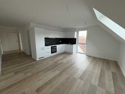 2-Zimmer-Dachgeschosswohnung mit Balkon und EBK