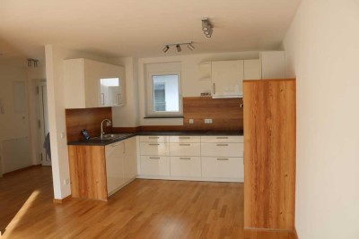 Neuwertig! Sonnige 3 Zi.-Wohnung mit Einbauküche, TG-Stellplatz und XXL-Westterrasse in Traunstein!