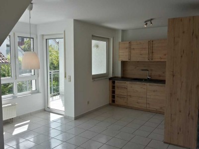 Attraktive 2-Zimmer-Dachgeschosswohnung mit EBK und Balkon in Jöhlingen