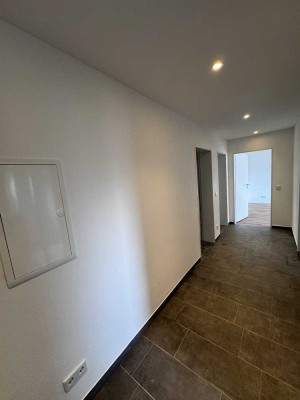 Frisch Renovierte 3-Zimmer Wohnung mit Balkon in Roth, 1. OG