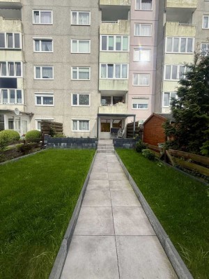 Moderne 3-Zimmer-Gartenwohnung mit überdachter Terrasse und Tiefgaragenstellplatz