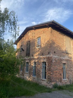 Haus im Haus: von einer altehrwürdigen Kistenfabrik zu einem Wohnidyll am Wasser